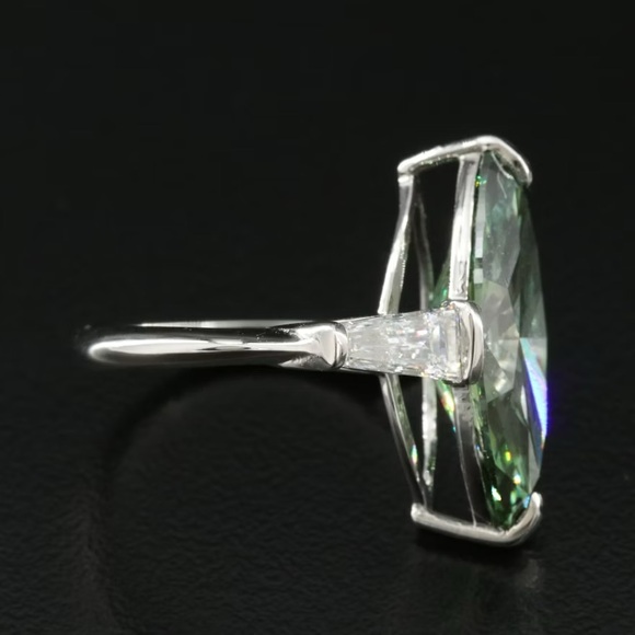 Elegant Green Diamond Marquise Cut Ring - Picture 6 of 8